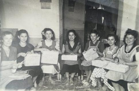FOTOGRAFIES ANTIGUESI D'ABANS (Gata en el record) -1.840-: DONES FENT LLATA I CANASTETES AL CARRER BAIX, 1955 APROX.