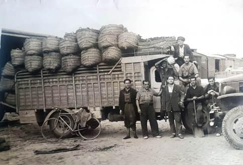 FOTOGRAFIES ANTIGUESI DABANS (Gata en el record - foto 1.847-). PACO FELIU TRANSPORTANT CARBÓ, ANY 1953