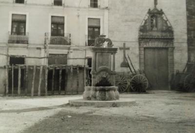 FOTOGRAFIES ANTIGUESI DABANS (Gata en el record, foto 1.850). PREPARANT ELS BOUS, PLAÇA VELLA, ANY 1950. SEGUIM AMB LES FOTOS ANTIGUES DE FESTES