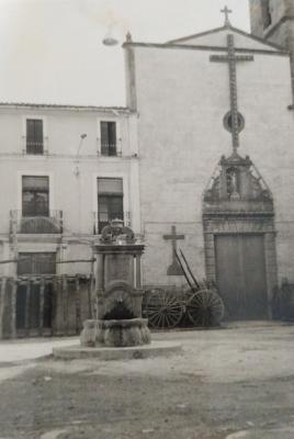 FOTOGRAFIES ANTIGUESI DABANS (Gata en el record, foto 1.852). FESTES, BARRERES I FAÇANA ESGLÉSIA, PLAÇA VELLA, ANY 1950. **FOTOS ANTIGUES DE FESTES**