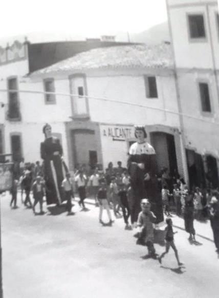 FOTOGRAFIES ANTIGUESI DABANS (Gata en el record, foto 1.854). GEGANTS I CAPGROSSOS A FESTES DE GATA, FINALS ANYS 60. **FOTOS ANTIGUES DE FESTES**