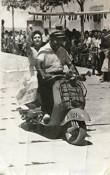 FOTOGRAFIES ANTIGUESI D'ABANS (Gata en el record) -1.858-: UNA GIMKANA A LA PLAÇA NOVA, FESTES DE 1957, *FOTOS DE FESTES*