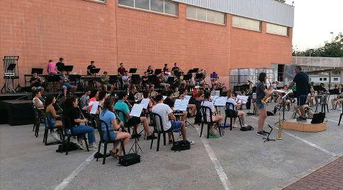 HUI 5 D'AGOST ÉS DIA DE REVETLA A GATA. LLOC INÈDIT PER AL CONCERT, APARCAMENT DEL PAVELLÓ COBERT I CAMP DE FUTBOL (Covid-19, Nofestes)