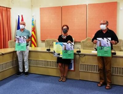 LA MOSTRA DE GATA ART AL VENT FA FRONT AL COVID-19. Del 14/8 al 6/9, el carrer La Bassa acull ledició més arriscada d'aquesta exposició internacional de tèxtil