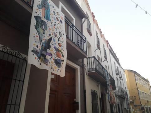 EL CARRER LA BASSA DE GATA DE GORGOS, TOTA UNA EXPOSICIÓ DART TÈXTIL CONTEMPORANI EN EL DIFÍCIL ANY DEL COVID-19