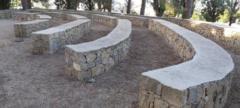 DOS XIQUETS RECULLEN TOTA LA BRUTÍCIA DELS VOLTANTS DE L'ERMITA. EXEMPLARITAT