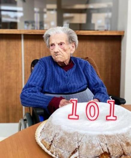 LA VEÏNA CENTENÀRIA DE GATA, MARÍA MONFORT COSTA, COMPLIX HUI 101 ANYS. El poble té dos centenaries en vida