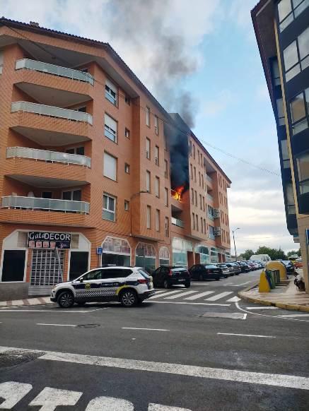 INCENDI A UNA BALCONADA DEL CARRER CIPRER (TROSSETS); RÀPIDA INTERVENCIÓ, SENSE DANYS PERSONALS