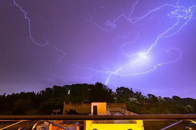 LA TORMENTA LOLA VA DEIXAR ENTRE DIUMENGE I DILLUNS 10,2 LITRES A GATA; TAMBÉ TRONS I LLAMPS. MES DABRIL, 49,4 L. (Fotos llamps, José Luis Fornés)