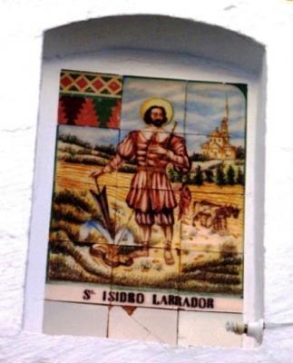 SANTS I TRADICIONS: HUI DIA 15 DE MAIG ÉS SANT ISIDRE LLAURADOR. Gata té una capelleta de carrer