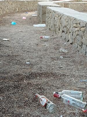 UN MONUMENT DINTERÉS, UN BÉ DE RELLEVÀNCIA LOCAL I UN PARATGE DE GATA NO POT ESTAR CADA CAP DE SETMANA CASTIGAT I AMENATZAT. INCIVISME PER EL BOTELLÓ DALGUNS JOVES AL PARATGE DE LERMITA. ES NECESSITA RESPECTE I PARAR-HOEDUCANT I EXPLICANT