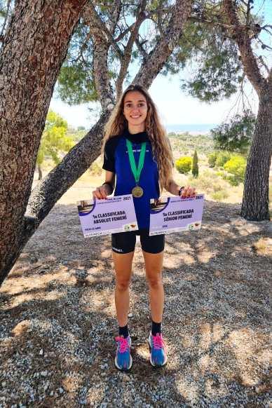 L'ATLETA GATERA ROSA LARA FELIU ES PROCLAMA CAMPIONA ABSOLUTA DE LA LLIGA DE CARRERES PER MUNTANYA DE LA CV 2021. A Crevillent ha rebut la medalla i els diplomes