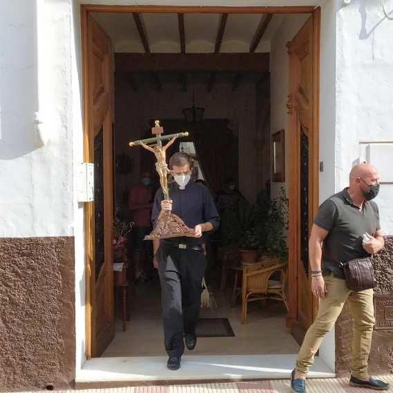 FESTES GATA 2021, PARRÒQUIA: EXTRAORDINARI I EXCEPCIONAL: EL SANTÍSSIM CRIST JA VISITA LES CASES DELS MÉS VELLETS I MALALTS. Ha començat amb la dona més major de 102 anys