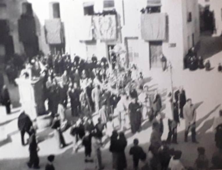 FOTOGRAFIES ANTIGUES (Gata en el record) (1.879): FESTES D'ABANS. El Crist a la Plaça