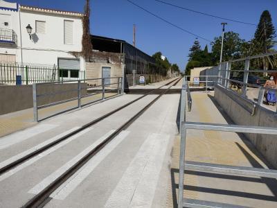 S'ENCETA EL QUART PAS PER ALS VIANANTS I PEATONALITZAT A LA LÍNIA 9 DE FGV AL SEU PAS PER GATA: del carrer a la carretera de Jesús Pobre