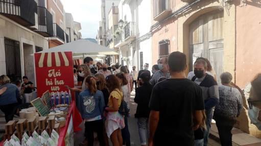 EL COMERÇ DE GATA VA TRAURE AL CARRER EL SEU MERCAT. El dia de la festa del 9 d'octubre. Molts forasters de la comarca no van voler perdre's la cita