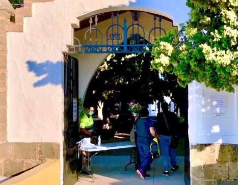 TOT SANTS A GATA: COM CADA ANY, DISPOSITIU ESPECIAL AL CEMENTERI. El dia 1, missa a les 12