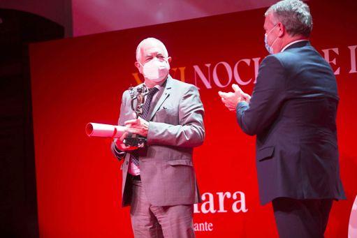 L'EMPRESA CLAVE DÉNIA, PREMIADA EN LA NIT DE L'ECONOMIA ALICANTINA. El propietari de les tendes Ale-Hop, el gater Vicent Grimalt, va rebre el guardó