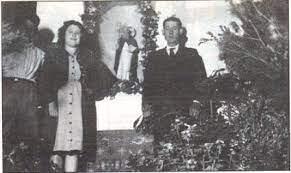 HUI ÉS SANT ANTONI, EL DEL PORQUET. FA 46 ANYS, A GATA ES FEIA UN GRAN FESTA. El poble té quatre plafons ceràmics i dos talles, la de l'església i la de la placeta. El sant abat té molts refranys