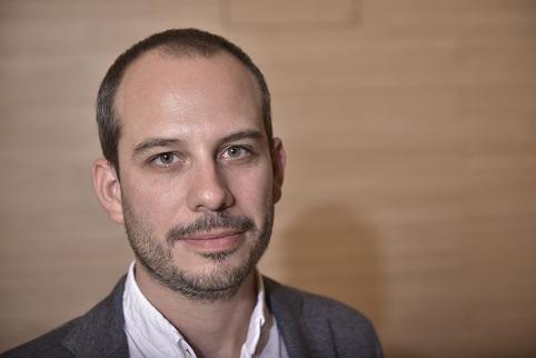 EL GATER VICENT BOTELLA I SOLER (1985) GUANYA EL 39 PREMI DE POESIA MANUEL RODRÍGUEZ D'ALCOI. Amb el poemari Girar/Caure