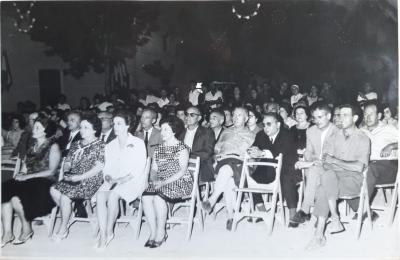 FOTOGRAFIES ANTIGUES (Gata en el record): (F. 1.883) Autoritats en un acte de festes, Plaça Nova, anys 60?. Col·lecció de Ana Pedrós Salvá