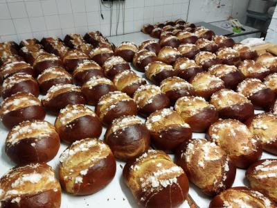 GASTRONOMIA GATERA DE SETMANA SANTA I PASQUA: ELS FORNS I LES CASES PREPAREN MONES I PA SOCARRATS