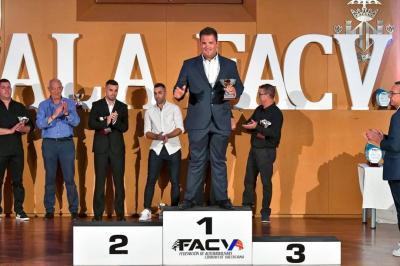 EL PILOT DE COTXES HISTÒRICS FERNANDO SENDRA ARABÍ REP EL PREMI AL MILLOR EN CATEGORIA PRE 90 2021. La gala es va suspendre l'any passat i enguany ha estat especial