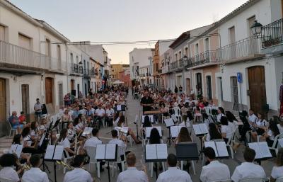 LES BANDES DE GATA I BENISSA INTERCANVIEN TOT EL SEU TRESOR MUSICAL. Al nostre poble ahir es va celebrar el Dia del Soci al carrer La Pau; hui serà al poble benisser