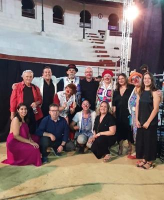 ÈXIT EN LA IV GALA BENÈFICA UN CANT A LA VIDA. Músics, cantants i pallassos gaters van participar. Per a Payasospital a la Plaça de Bous d'Ondara