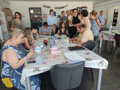 LA VICEPRESIDENTA DEL CONSELL I CONSELLERA D'IGUALTAT I POLÍTIQUES INCLUSIVES VISITA GATA I CONEIX EL COL·LECTIU TAPIS