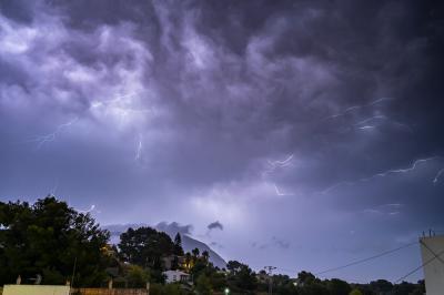 LA PRIMERA TORMENTA DESPRÉS DE L'INTENS CALOR DEIXA A GATA 6 LITRES. Molt d'aparell elèctric i trons. Fotos José Luis Fornés