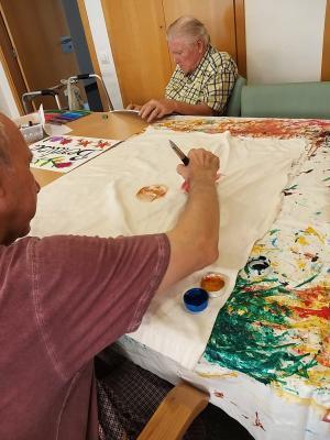 LA INFLUÈNCIA D'ART AL VENT (GATA) S'ESTÉN FINS A LA RESIDÈNCIA DE BENISSA. Els residents treballes les seues pròpies teles i les exposen als balcons de la casa