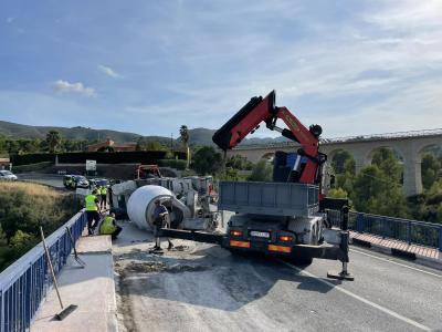 BOLCA UN CAMIÓ-FORMIGONERA AL PONT DE GATA, A LA N-332. Hores difícils per al tràfic