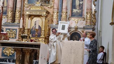 EMOTIVA MISSA D'ACCIÓ DE GRÀCIES PEL MINISTERI DE DOS ANYS DEL RECTOR DON JUAN ANTONIO NAVARRO TARÍN. Moltíssims fidels, aplaudiments, obsequi i participació dels dos cors, Serrillàs i Parroquial