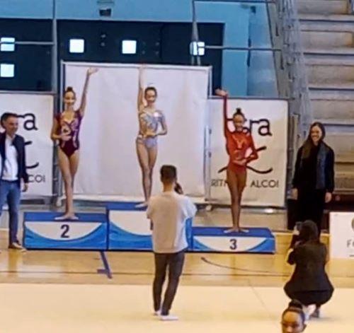 LA JOVE GIMNASTA GATERA ELIA MENGUAL FERRER ES PROCLAMA CAMPIONA AUTONÒMICA INFANTIL. Totes les companyes del conjunt calpí, on ella entrena, han obtés la classificació per al Nacional