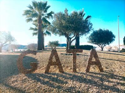 UN CARTELL ANUNCIANT L'ENTRADA A GATA HOMENATJA EL TREBALL DE LA LLATA