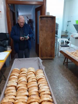 I HUI DIA 3, SANT BLAI GLORIÓS, CURA-NOS LA TOS. ELS FORNS DE GATA HAN PREPARAT CENTENARS DE ROTLLOS, QUE SERAN BENEITS AQUESTA VESPRADA A LA MISSA