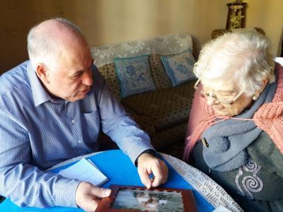 CONVERSANT AMB LA CENTENÀRIA DE GATA PEPITA PONS SIGNES. Son pare era militar. Ella va nàixer a Sant Sebastià. Davant de lHostal hi havia un pou gran