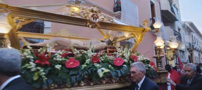 DIVENDRES SANT, GATA: LES CONFRARIES DE SETMANA SANTA TRAUEN ELS SEUS QUATRE PASSOS A LA PROCESSÓ DEL SANT ENTERRAMENT