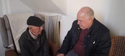 CONVERSANT AMBANTONIO FORNÉS FUERTES (TONI EL ROS), UN GATER PLE DE VITALITAT I ÀNIMS. ALS SEUS 94 ANYS EL VEIEM SEMPRE AMB LA INSEPARABLE BICICLETA. SEMPRE ESTÀ PENDENT DE LA SEUA DONA PAQUITA AMB ELS TRES FILLS I DOS FILLES. Una de les seues aventures v