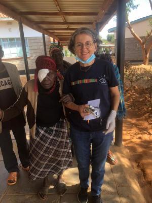 LA OPTÓMETRA GATERA ISABEL SIGNES SOLER, DE LA ONG VISIÓ SENSE FRONTERES, FORMA PART DE L'EQUIP QUE TREBALLA ARA MATEIX A KÉNIA (ÀFRICA). Des de que van arribar ja han operat més de 250 catarates als afectats d'allí