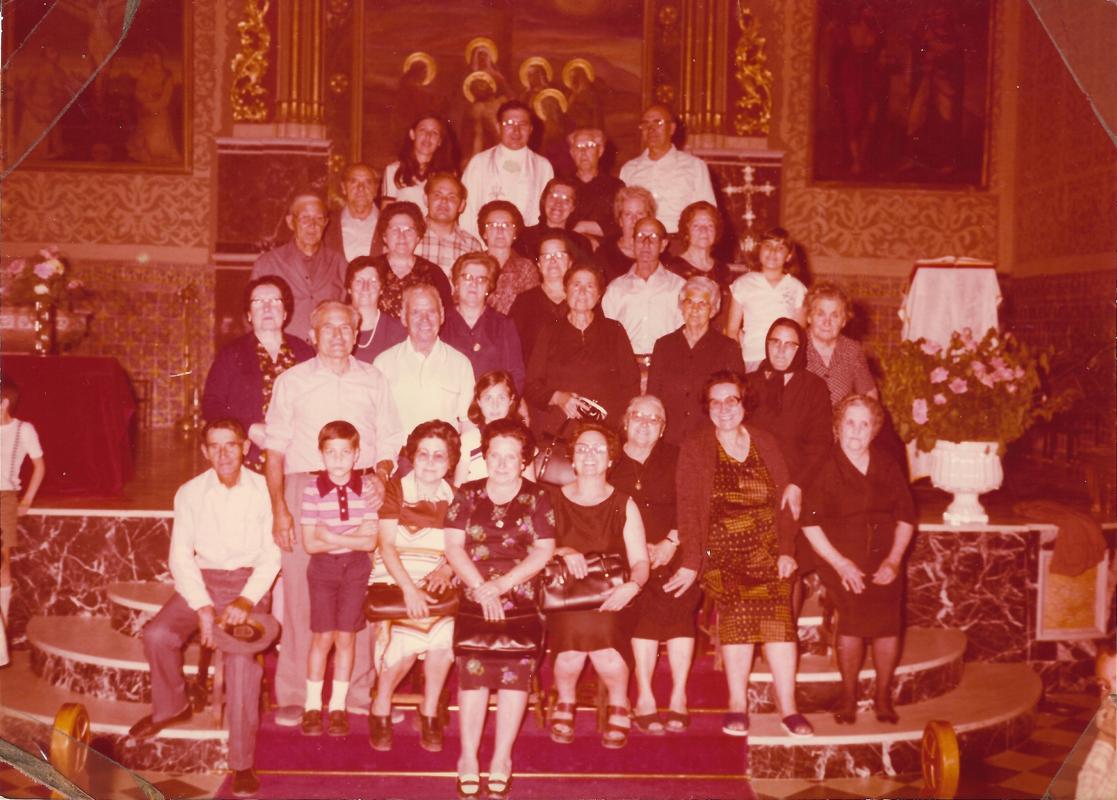 FOTOGRAFIES ANTIGUES...  I D'ABANS, DE NO FA MASSA TEMPS (Gata en el record, foto nº 1889). GRUP DE LA PARRÒQUIA ACOMPANYANT AL RECTOR DON ENRIQUE ARCE, 1978