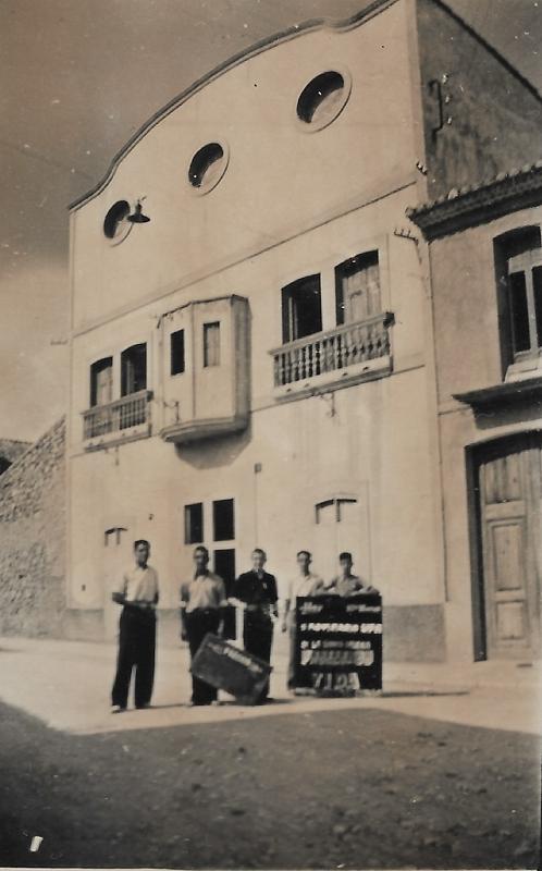 FOTOGRAFIES ANTIGUES... I D'ABANS, DE NO FA MASSA TEMPS (Gata en el record, foto nº 1890). Treballadors davant del cinema La Paz