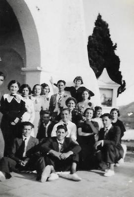 FOTOGRAFIES ANTIGUES... I D'ABANS, DE NO FA MASSA TEMPS (Gata en el record, foto nº 1891). Joves davant l'ermita, anys 20 o 30