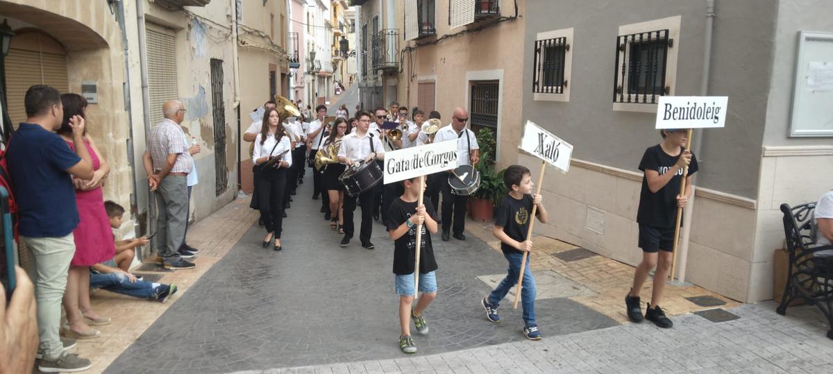 MÚSICS
        INTEGRANTS DE CODA DE GATA S'UNEIXEN A BENIDOLEIG I XALÓ. LA BANDA UNIÓ MUSICAL DE GATA ASSISTEIX ALS ACTES
        (Festival de bandes de Castell de Castells. L'amfitriona tancava tota la desfilada)