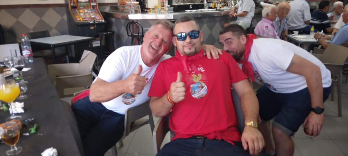 IMATGES DE FESTA: ...I TOMEU ES CASA. Esmorzar de despedida de soltero amb els amics de quadrilla