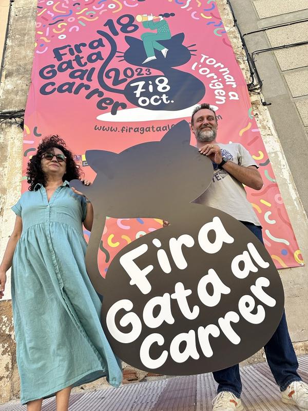 TOT SEGUIT...DESPRÉS DE SANT MIQUEL, EL PRÒXIM CAP DE SETMANA ARRIBA LA 18ena FIRA GATA AL CARRER. Els comerços
        del poble obrin la gran porta a l'aire lliure per a tots els visitants