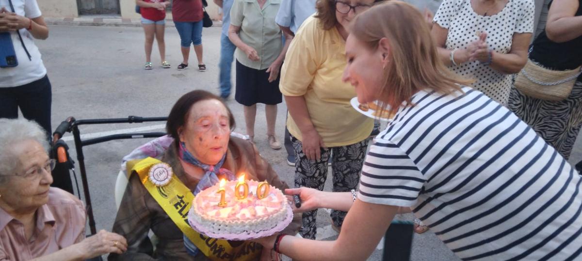 VEÏNS, AMICS I CONEGUTS CELEBREN A GATA EL CENTENARI DE ROSA GINESTAR GINESTAR. Va bufar les veletes del segle de
            vida i va rebre nombroses felicitacions