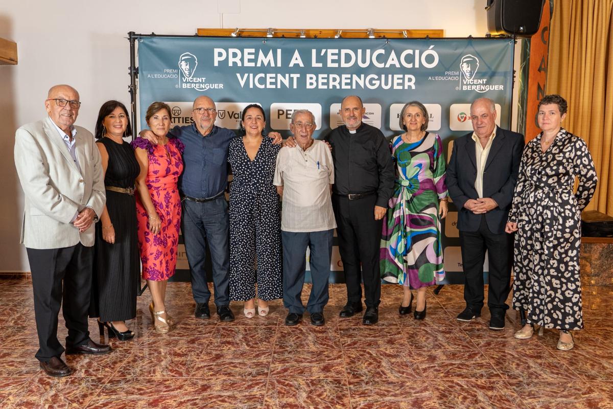 GATA-TEULADA: GRAN ÈXIT AL SOPAR DE PRESENTACIÓ DEL I PREMI VICENTE BERENGUER A L'EDUCACIÓ. Vora 400 persones es fan
            presentes a la gala convertint-se en un excepcional homenatge al missioner teuladí