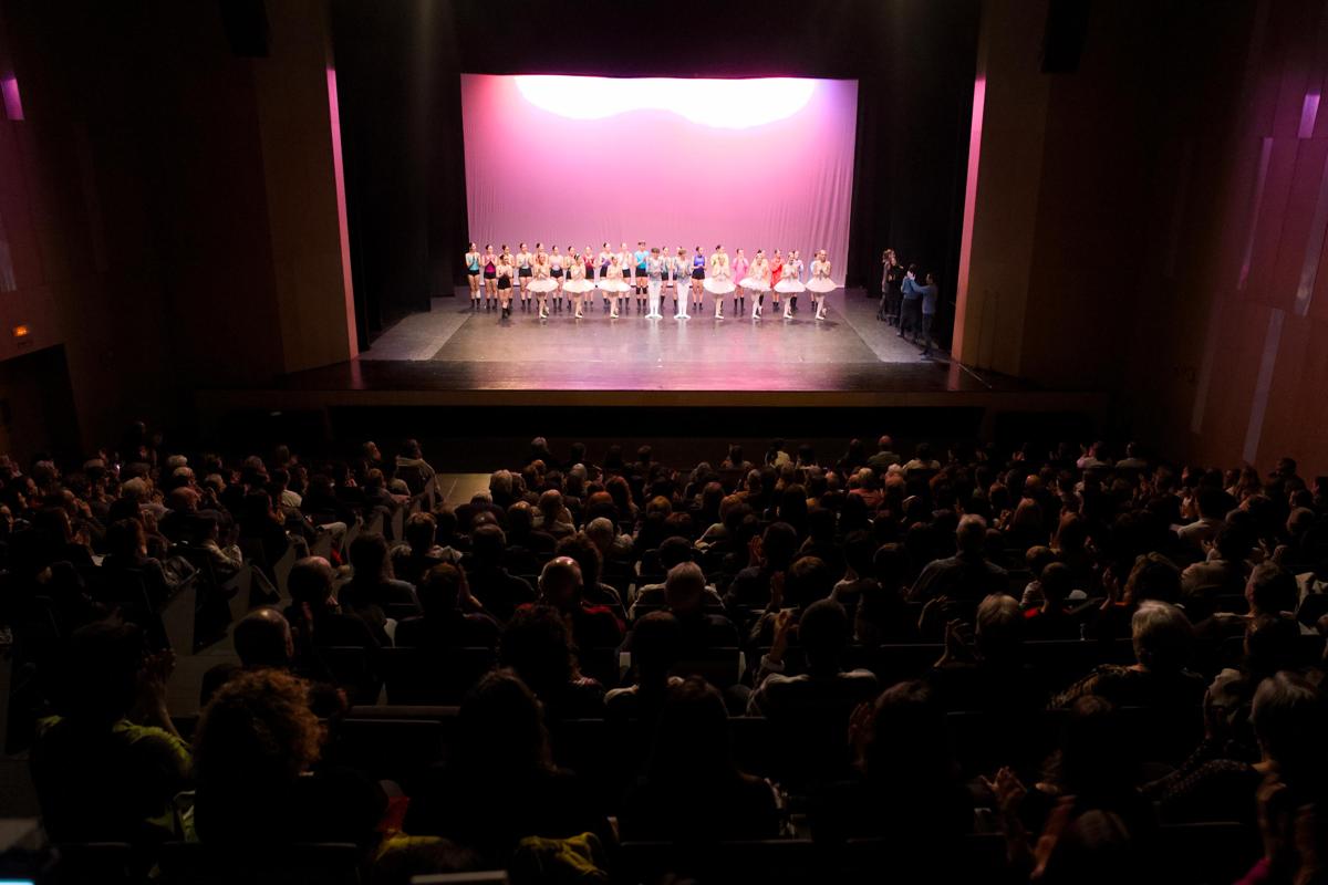 BRILLANT A LA COMARCA: GRANDIÓS ESPECTACLE DEL JOVE BALLET DE LA MARINA.  Actuació del Auditori Teulada-Moraira. Fan els assaigs a Gata 